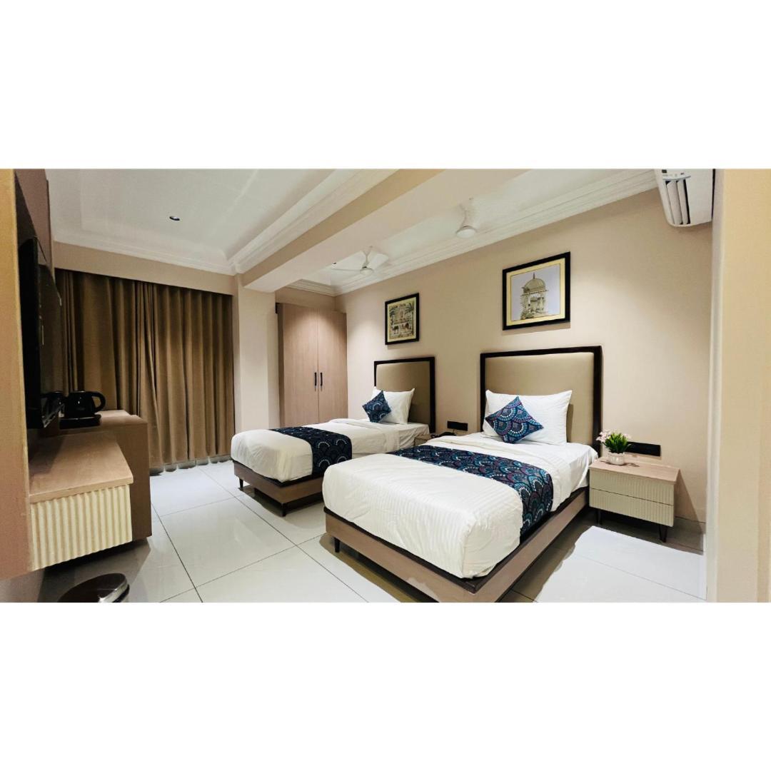 Hotel Royal Town Ahmedabad Exterior foto